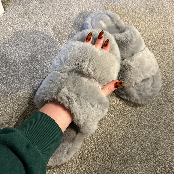 Fluffy grey slippers with two straps - Picture 2 of 6